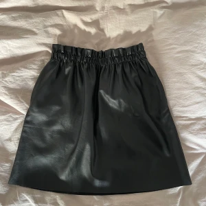 Skinnkjol - Skinnkjol från Vintage dressing. Storlek M. Perfekt kjol till hösten som passar till en stickad tröja, strumpbyxor och stövlar. Minns ej vad jag köpte den för men ca 399kr. 