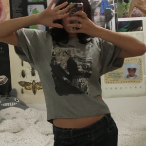 Madonna vintage tröja - Säljer min mammas vintage Madonna t shirt! Mjuk material och helt felfri:) Sitter snyggt då den är lite kortare framme. Dm för mer bilder<3