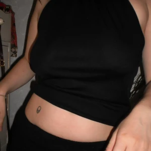 halterneck - svart croppad halterneck!