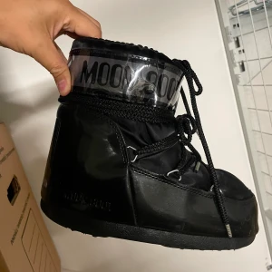 Moon Boots  - Moon Boot - Moonboot Cl.lowglance  i storlek 39/41. Passar även 38.   Köpta förra året och endast använda fåtal gånger och i väldigt bra skick.   Kvitto finns.    🌸