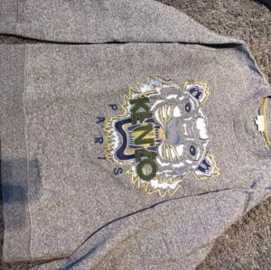 Kenzo sweatshirt S - Kenzo tröja, använd ett fåtal gångar, Cond 8-9/10. Säljer den pågrund av att den är för liten. Kvitto finns!