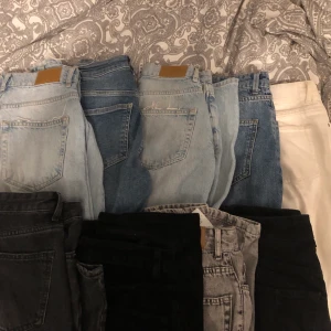 JEANS  - 9 par raka långa jeans varav 1 par i twill, alla i storlek XS 🙌🏼 Passar mig i längden, är ungefär 170. Alla för 500kr + frakt ❤️‍🔥❤️‍🔥