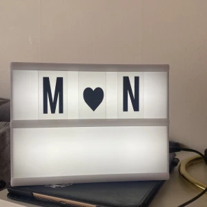 light box - säljer en light box då den inte kommer till användning, kommer med massa bokstäver, siffor och figurer/tecken💓