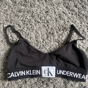 Calvin Klein  - Svart top från Calvin Klein i storlek S. Använd ett antal gånger.