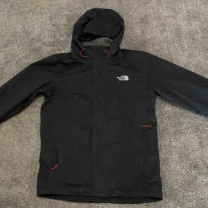 The north face regnjacka - North face regn jacka snygg som fan och simpel. Nytt pris 2250kr säljer för 700kr. Tvättar innan jag skickar den! 