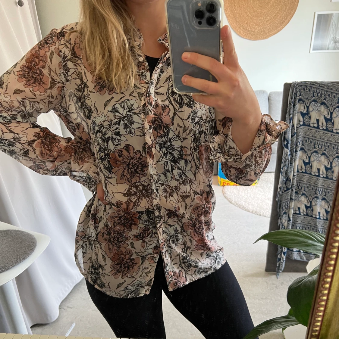 Blommig tunn skjorta - 90