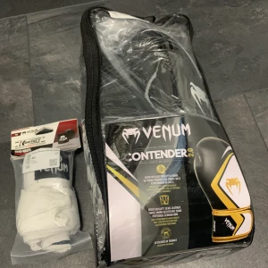 Venum Boxningshandskar  - Säljer VENUM boxningshandskar, passar för kille och tjej Använda 1 gång, då jag ej behöver dem längre Kvitto finns Size - 10 oz Hämtas i Norrköping 