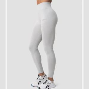 Tränings byxor  - Icaniwill tights ribbade,storlek l 