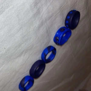 Ringar - Säljer dema jätte fina hemmagjorda ringarna för 10-15kr st. Aldrig använt.( en bild är uppochner)