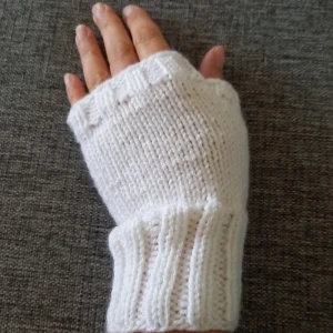 Nya vita torgvantar stl M/L - Nu finns ett par av de populära torgvantarna tillgängliga! Stickade i ett garn som är varmt och skönt, men inte stickigt. Kan tvättas i 40 grader. Pris 87 kr+ frakt som vanligt brev. Totalt 100 kr. Lite dyrare vid spårbar frakt.