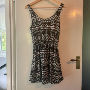 Klänning  - Klänning från Bik Bok. Med resår i midjan och svart underkjol. 