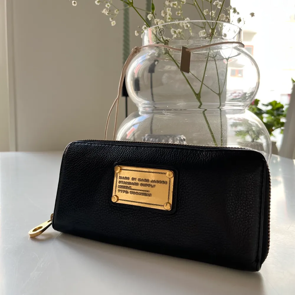 Marc Jacobs plånbok som inte kommer till användning. Äkta skinn i fint skick, insidan är också väldig fin🤍. Väskor.