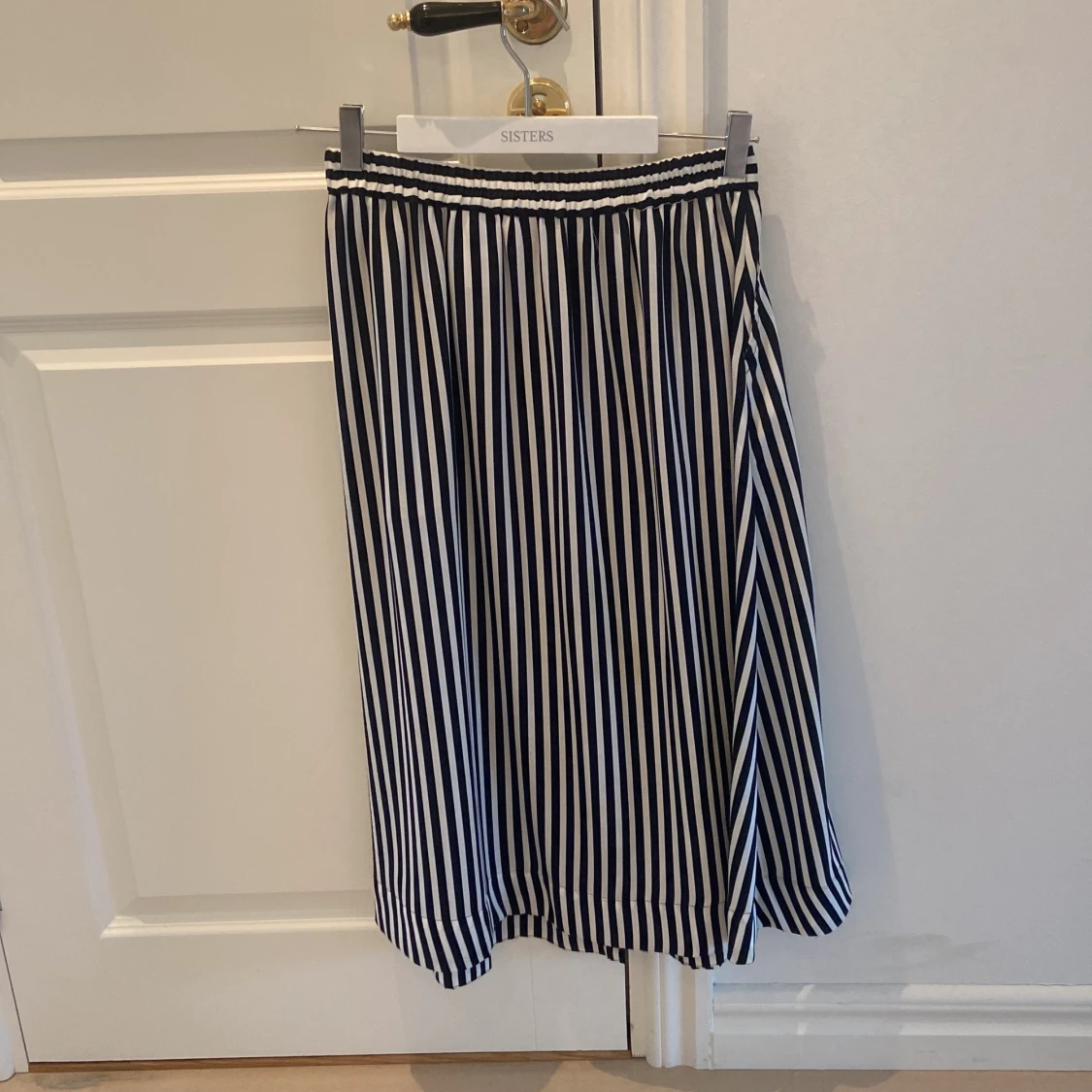 Svart och vitrandig kjol med fickor  - 90