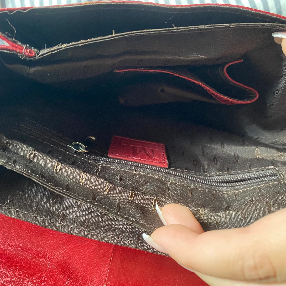 Vinröd axelremsväska  - 91