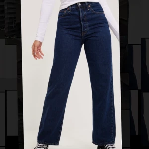 Levi’s Ribcage Straight Ankle Marinblå - W25 L29, jättesköna ganska hårda jeans, inte lika lösa som de svarta (se min andra annons). Testade köpa de svarta i L29 dvs lite längre men ser fortfarande inte bra ut på mig (är för kort). Passar 160+cm. Nypris 1299, pris kan diskuteras. Knappt använda.