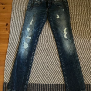 Lågmidjade jeanse - As balla jeanse från replay. Jeansen är väldigt Lågmidjade. Jätte snygg tvätt och håll. 