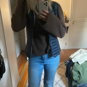 Mörkblå colmar väst strl xs/s - Intressekoll på denna mörkblåa colmarväst jag köpte förra våren, använd men i ett väldigt bra skick. Nypris 2500kr, pris kan diskuteras.