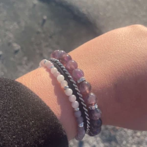 Armband - sjukt snygga egengjorda armband i olika färger/storlekar, skriv privat om ni har önskemål om färg och vad ni har för storlek.  pris beroende på vad för pärlor du väljer💕❤️