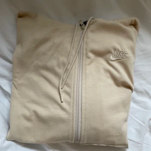 Nike oversized hoodie - Storlek M. Tunt material och breda armar. Perfekt för sommaren/våren. Beige fin färg.