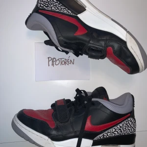 Nike air jordan 312 legacy - En hybrid som liknar en sko som Michael Jordan faktiskt spelade i. US 10,5 OG låda medföljer Väldigt fint skick. 