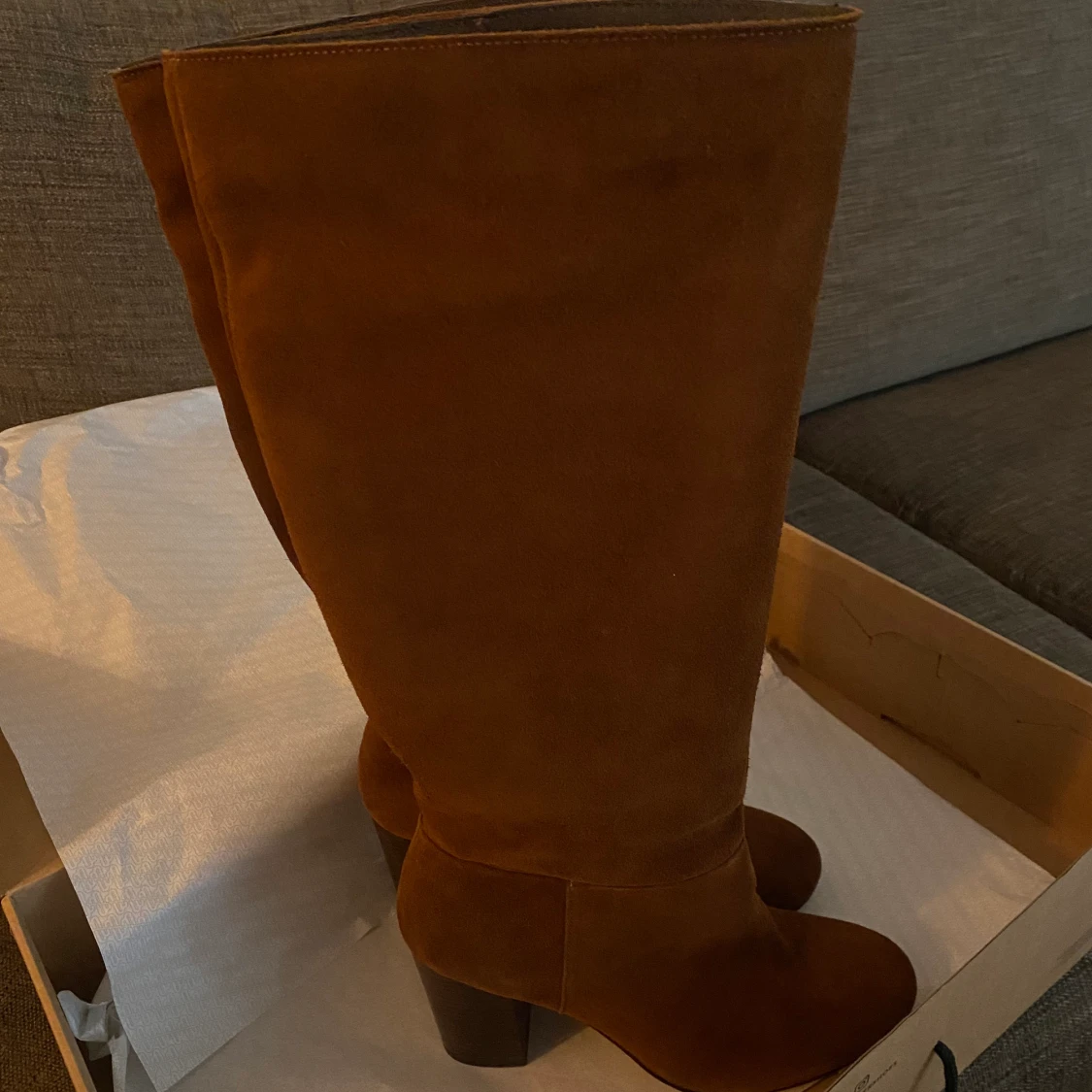 Knähöga stövlar i mocka 