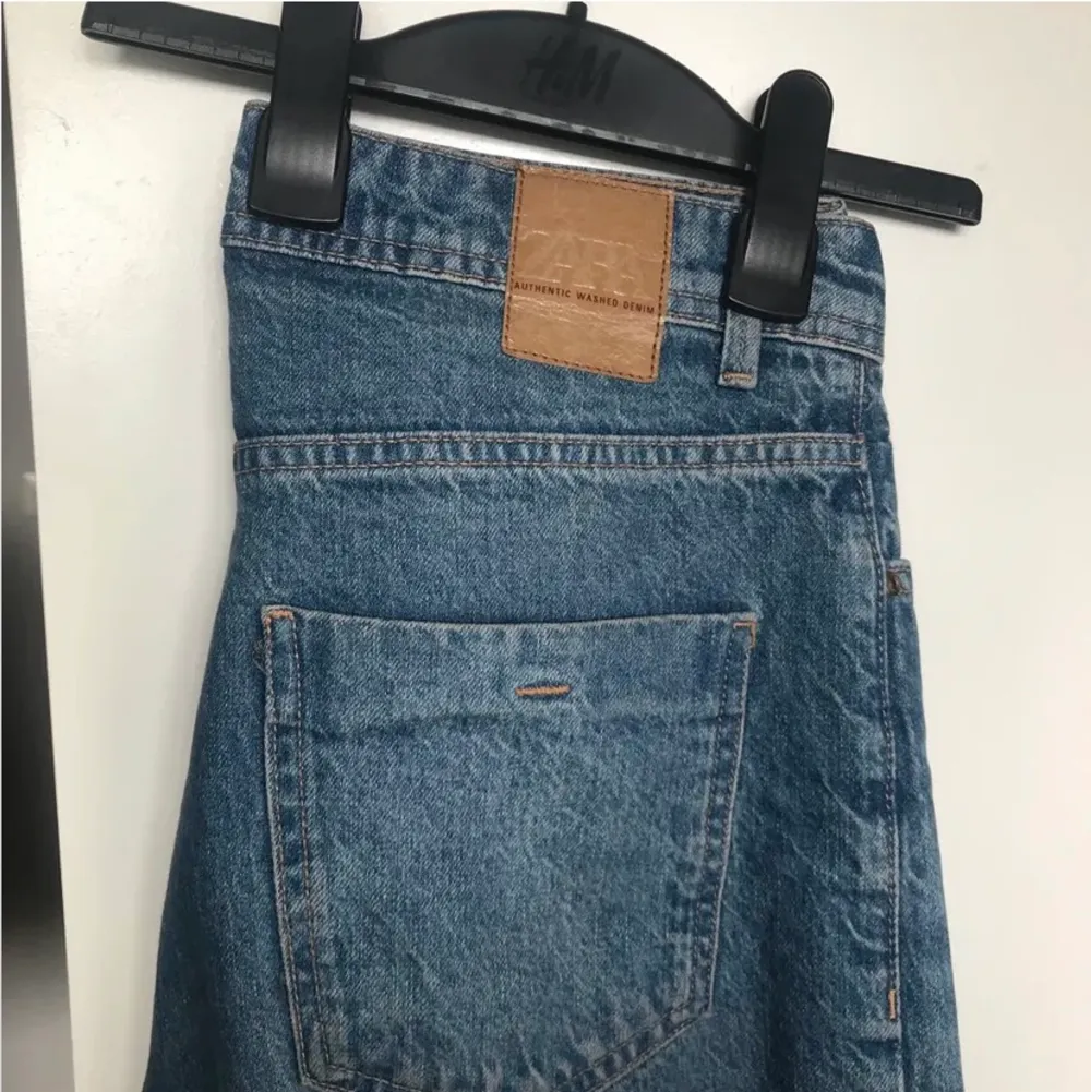 Fina jeans köpta på Zara. ”JEANS Z1975 HIGH RISE FULL LENGTH” Säljer då de inte passar längre, är i jätte fint skick även om de är använda. Frakt kostar 66 kr, eller möt upp mig i Örebro. Skriv om du har frågor! 😊. Jeans & Byxor.