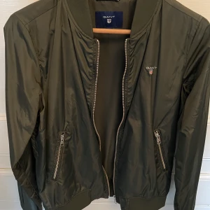 GANT jacka  - Tunnare jacka från GANT Skogsgrön Mycket fint skick!