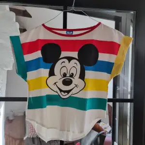 Vintage T-shirt från 1980/90-talet i fint skick. Musse Pigg-tryck. Märkt Walt Disney Productions Made in U.S.A. Strl märkt Large men är mer en XS/S. 