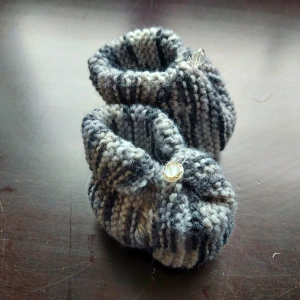 Självstickade Barnsko - Självstickade barnsko i färgen grå. Gå att beställa de i andra färger med om det önskas⚘️⚘️👶👶