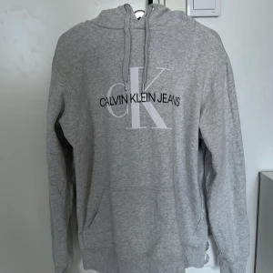 Calvin Klein hoodie  - Calvin Klein hoodie i storlek xs. Bra skick 