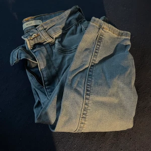 Jeans - Säljer min jeans då jag inte använder dem längre