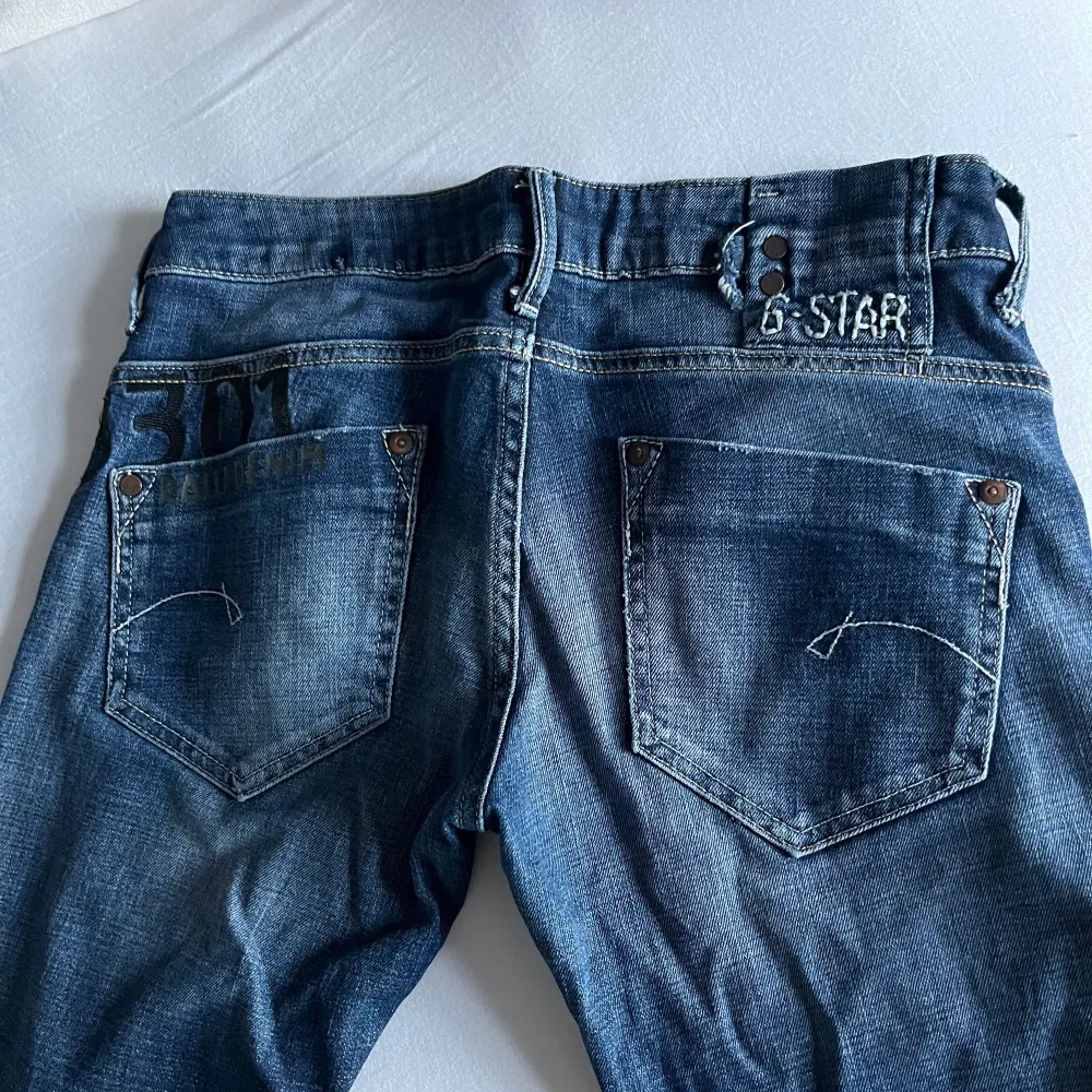 Säljer dessa så fina vintage lowwaist jeans från G star! Så coola detaljer⚡️ Midjemått 39, innerbenslängd 79🫶🏻. Jeans & Byxor.