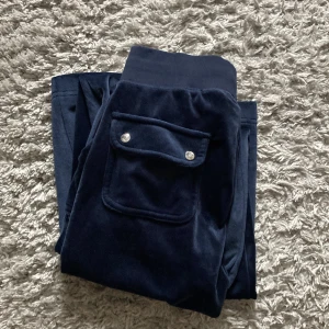 Juicy couture, xs - Färg night sky, dem är typ i nyskick endast tvättade några gånger. Storlek xs🫶🏻 köpte dem i mars men använder inte längre. Pris kan självklart diskuteras! Köpt är köpt🫶🏻🫶🏻 Och står inte för postens slarv. Jag står för frakten❤️ 