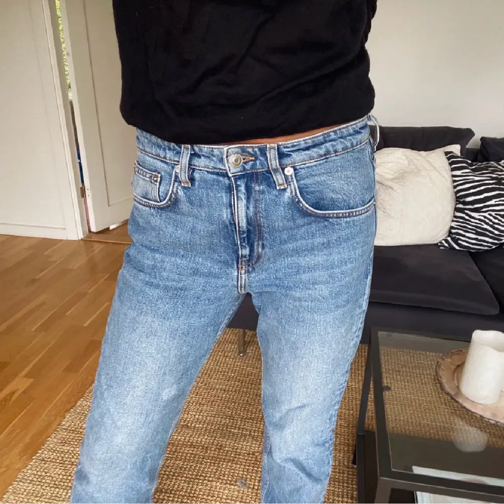 Säljer mina jeans från Arket. Storlek 28, vilket motsvarar storlek 38/40. Använda 1 gång 🫶🏽. Jeans & Byxor.