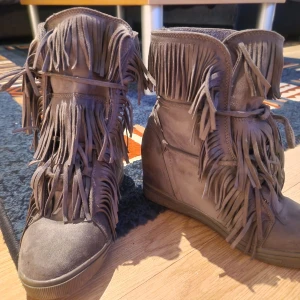 Strl 38 khaki  - Vackra och mycket bekväma kilskor 38.  Perfekt skick.  .  vissa skor behöver rengöras, de låg i en påse med andra skor, så de kan vara smutsiga eller dammiga, mycket bra skick, perfekt skick eller nya skor, storlek 37 eller 37,5 och alla skor passar 24 cm