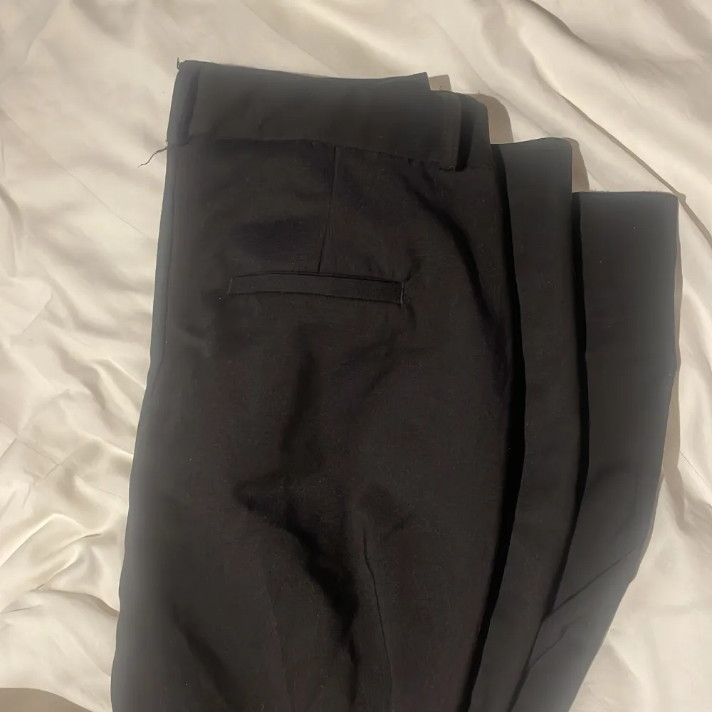 Kostymbyxor från zalando storlek XS, midrise/high Rise. Inga tecken på användning. Jeans & Byxor.