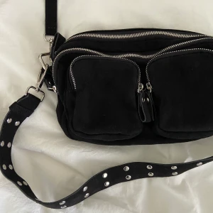 Noella/Nunoo liknande väska - Säljer nu denna superfina väska!!! Sparsamt använd och i nyskick. Från Gina🥳köp direkt för 400kr