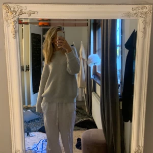 Stickad tröja  - Säljer denna slutsålda tröja från mango!!!! Den är ljusgrå och har inget slittecken,säljer då den den inte kommer till användning!!!