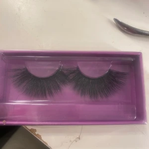 Fransar - Den lila ich simvirga i plats e helt oanväbda å e från shein den tredje e å från shein men har provat den första raden annrs inget mer, 30kr för den som e öppnad 45kr för dom som e oöppnade 