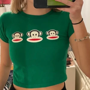 Paul Frank babytee - Grön Paul Frank babytee (köpt på plick, förra säljarens bilder). Bra skick, använd 1-2 gånger av mig. Passar en XS-S. 