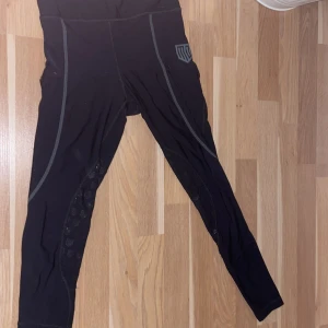 Maya Delorez  - Jag säljer mina lite använda fodrade Maya Delorez ridbyxor i strl-xs men stora i strl. Dem är använda rätt så mycket men ändå fina. Något mer du vill veta, eller kanske sänka priset? Skriv😃