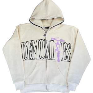 En zip hoodie från demonites som ja nu säljer då ja inte använder den längre. Bilderna är lånade från företagets hemsida men min ser likadan ut då ja knappt använt den
