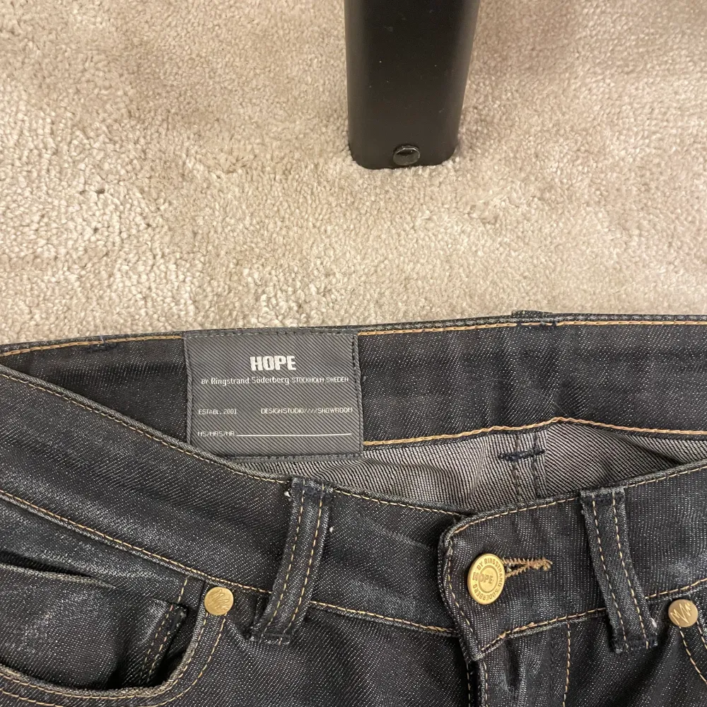 Säljer dessa jättefina jeans från Hope köpta på secondhand!! Dom är i storlek 27/34 och i fint skick. Fickorna på baksidan är unika och skitsnygga. Dom är straight och mid/ low waist. Jag säljer dom för 129kr+ frakt!!. Jeans & Byxor.