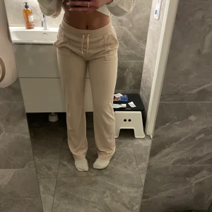 Juicy byxor - Säljer sköna juicy byxor som är as skönt och snyggt nu till hösten 🫶 