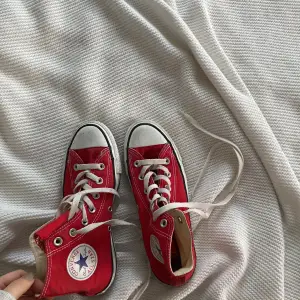 röda converse i strlk 37 men passar 38 också 👌🏼 använda men inte alls slitna, 