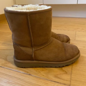 Uggs - Säljer dessa ljusbruna uggs (äkta!). Köpte i London för ett par år sedan. Storlek 35 men är lite stora i storleken så skulle säga att de passar mer som 36-36,5. *Köparen står för frakt.