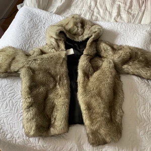 Pälsjacka  - Den mysigaste pälsjackan med luva från zara. Bra skick