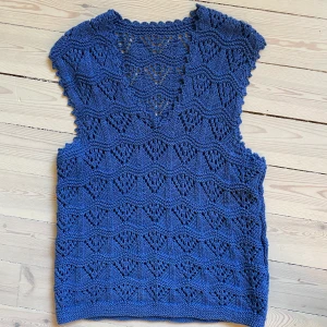 Virkad väst  - Otroligt fin kornblå, virkad väst i mycket gott skick. Står ingen lapp, men passar en S-M.