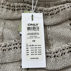 Off shoulder tröja - Jätte gullig tröja från only, beställde för nån vecka sen och råka slänga paketet, köpt för 279kr så säljer för 200kr