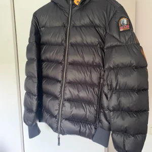 Parajumper äkta  - Parajumper äkta köpt förra året knappt använd, den är för stor! Den är som ny